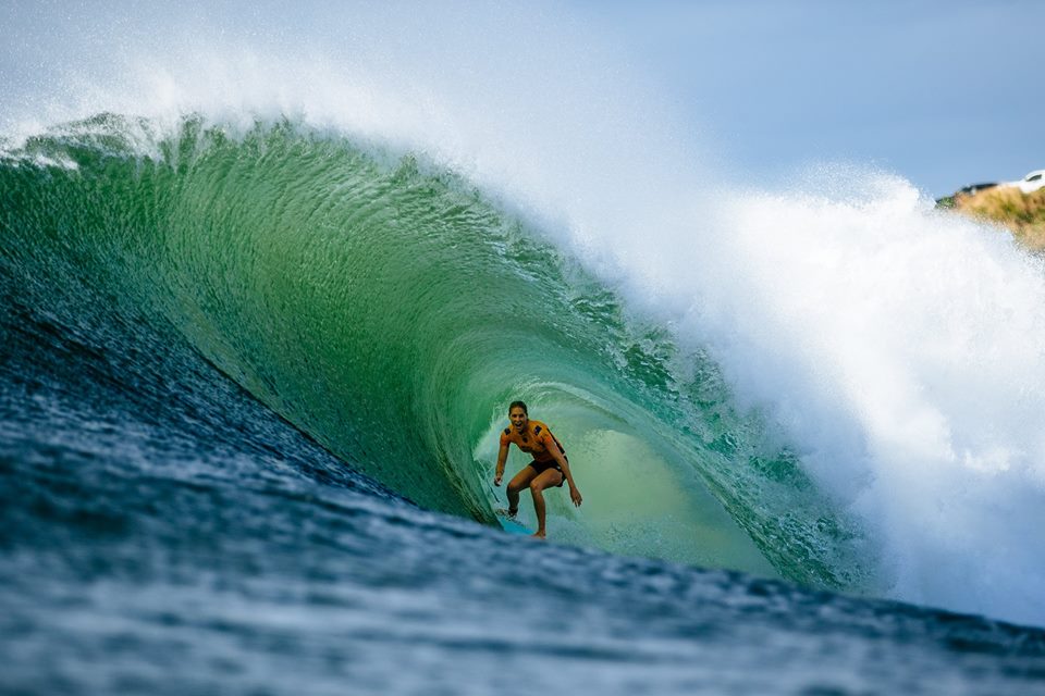 Stephanie Gilmore surfs Honolua Bay, about to win her 7th world title