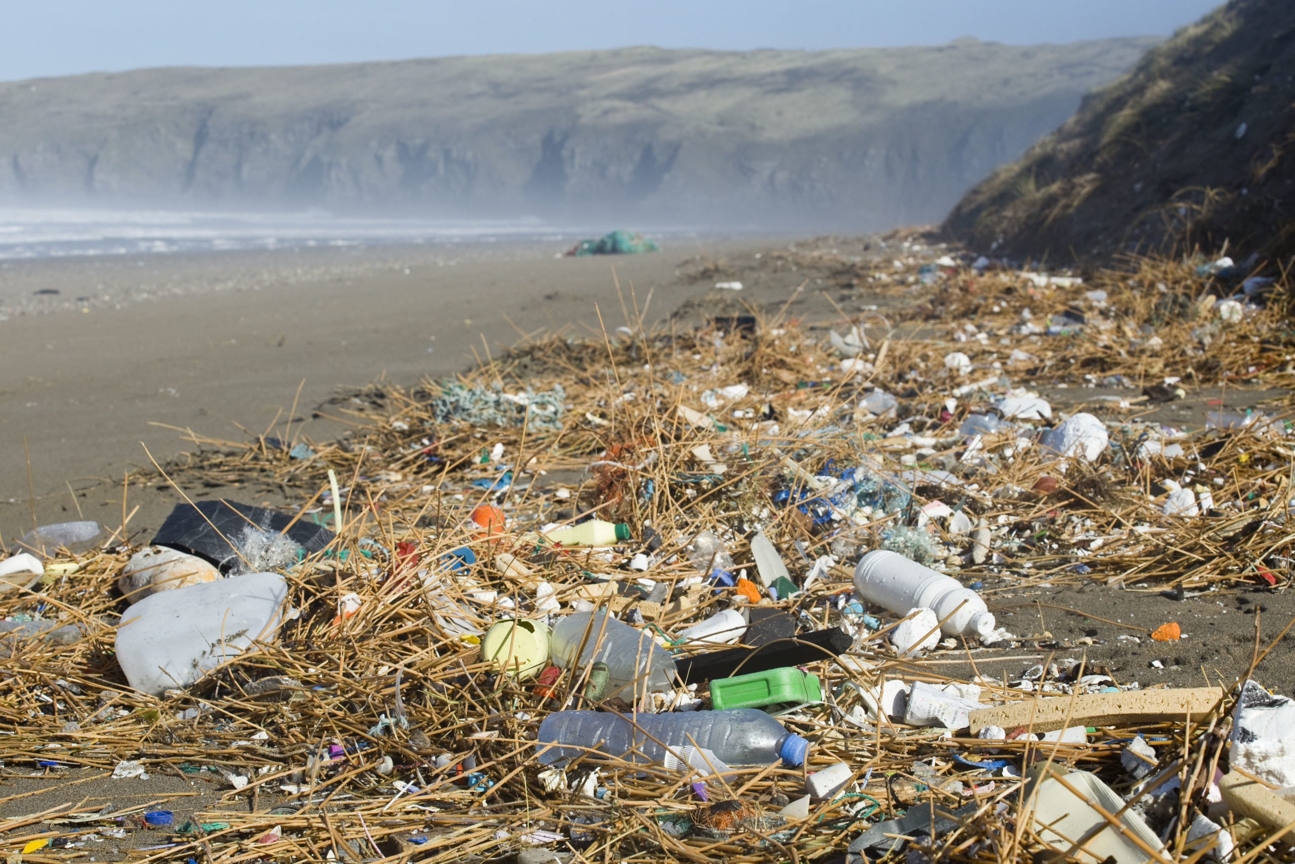 Отходы природы и человека. Человек загрязняет природу. Загрязненный пластик. Загрязнение природы мусором.